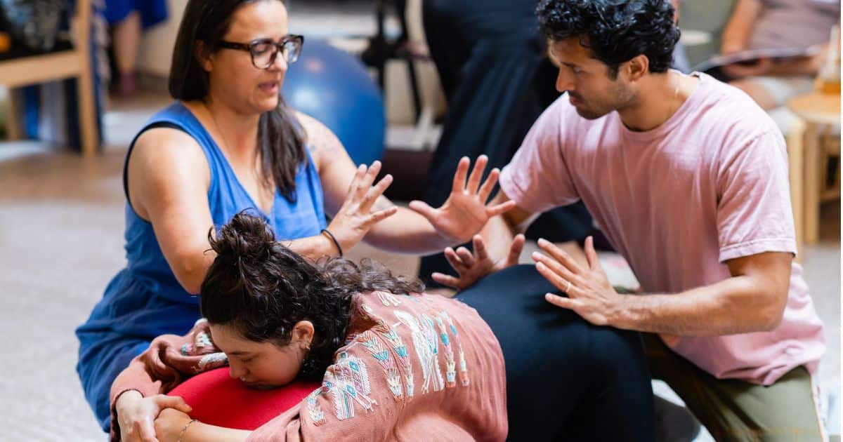 salt lake city doula showing partner how to do hip squeeze during labor
